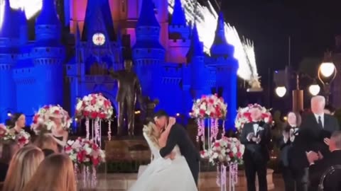 No es un cuento de hadas, es la boda de una pareja real frente al castillo de Disney