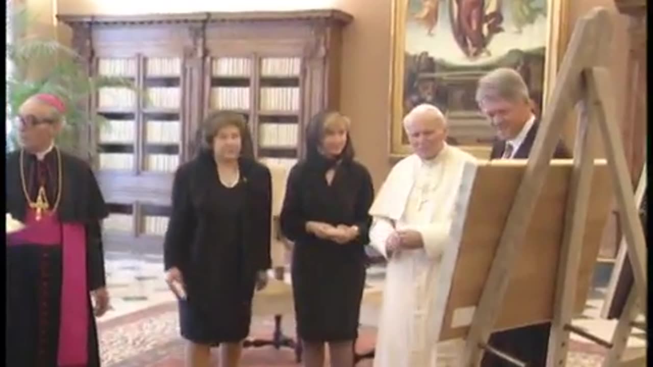 President Clinton greets Pope John Paul II