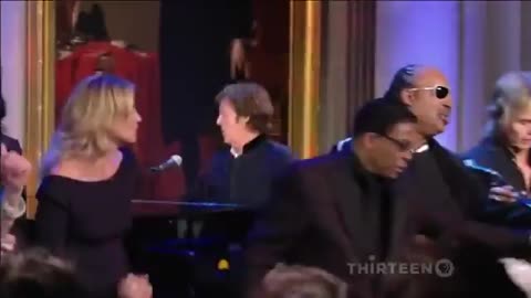 Did Stevie Wonder just catch that falling mic