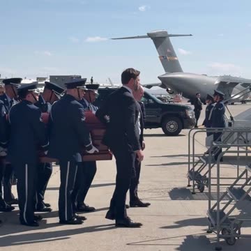 JD Vance Carries Charlie Kirk’s Casket Onto Air Force Two