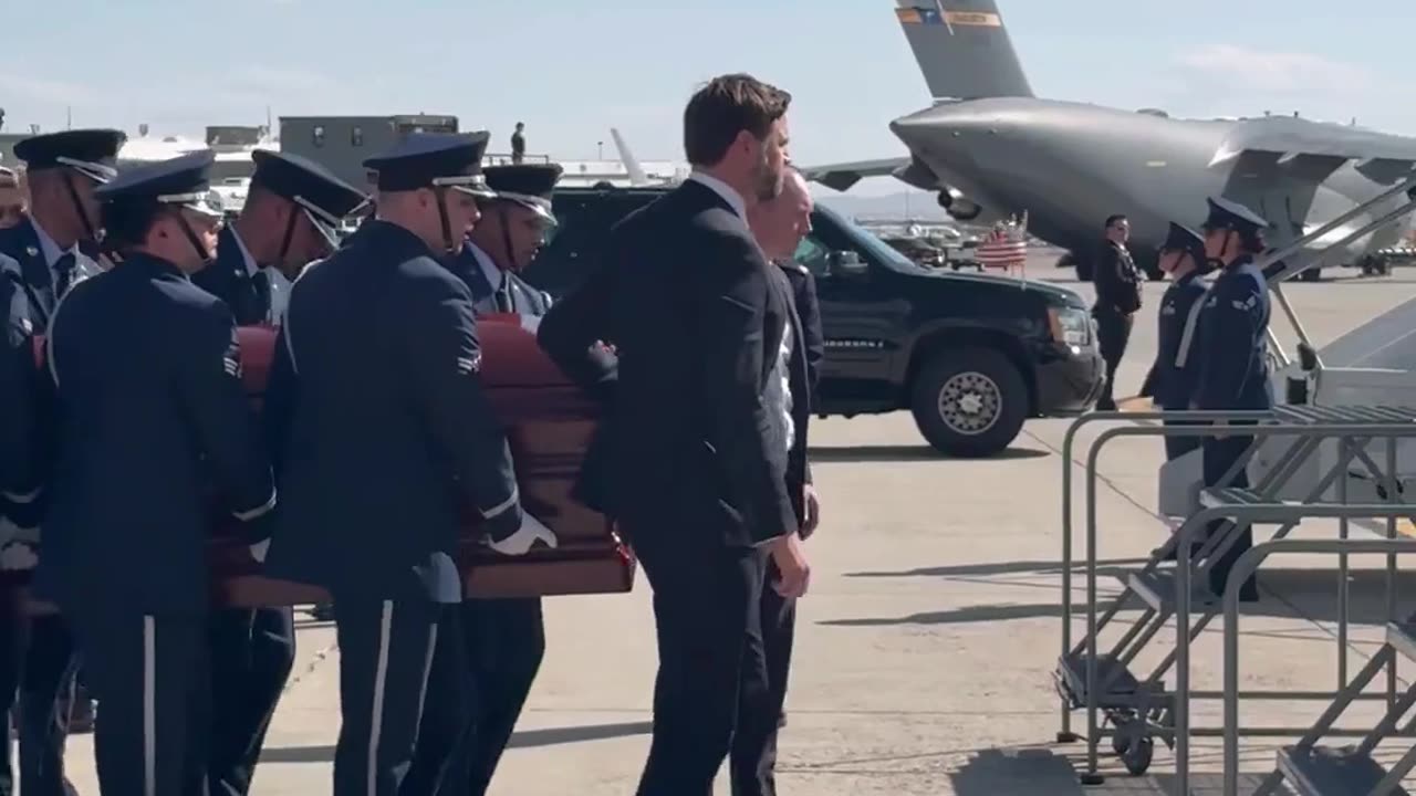 JD Vance Carries Charlie Kirk’s Casket Onto Air Force Two