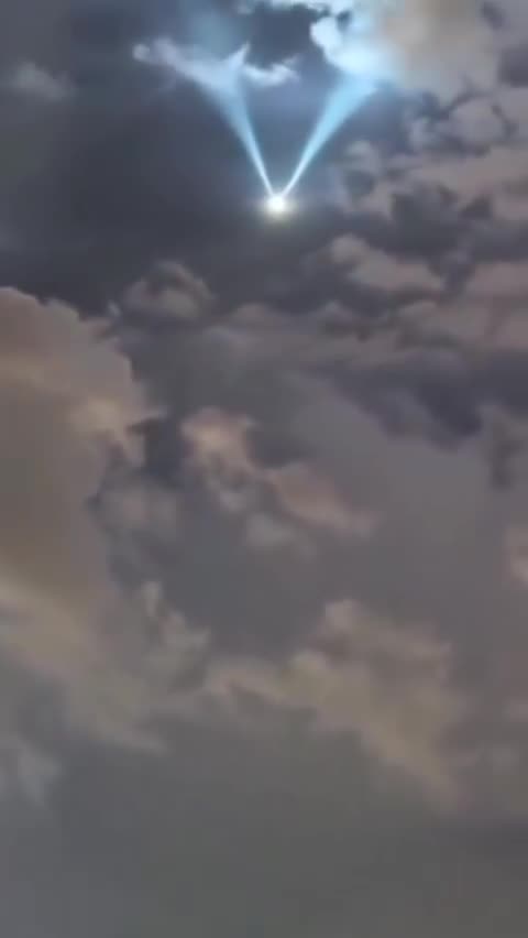 🇩🇰 Lumières étranges au-dessus du Danemark : que se passe-t-il ?! 👀🛸