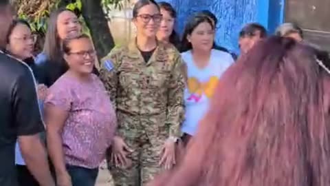 Ministra Trigueros, con apoyo de padres, verifica disciplina escolar en El Salvador