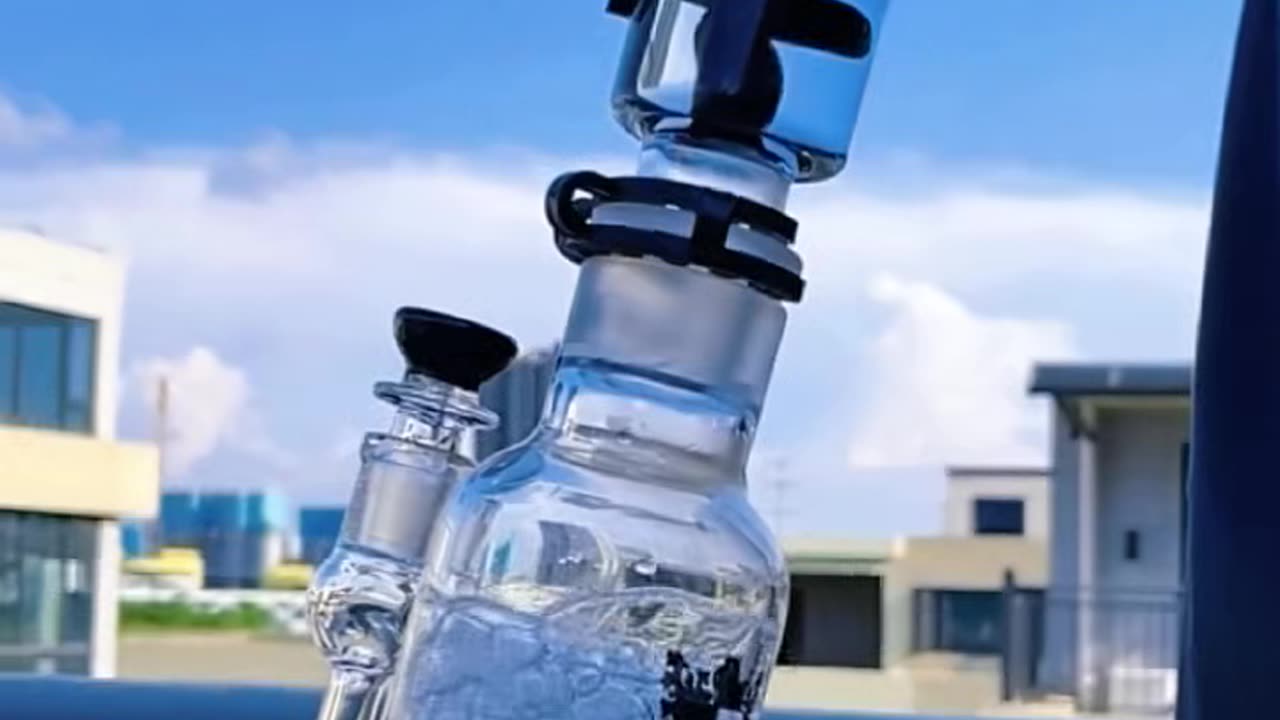 Tall, cool, and built to impress❄️💨 18.5" Freezable Coil Bong #420