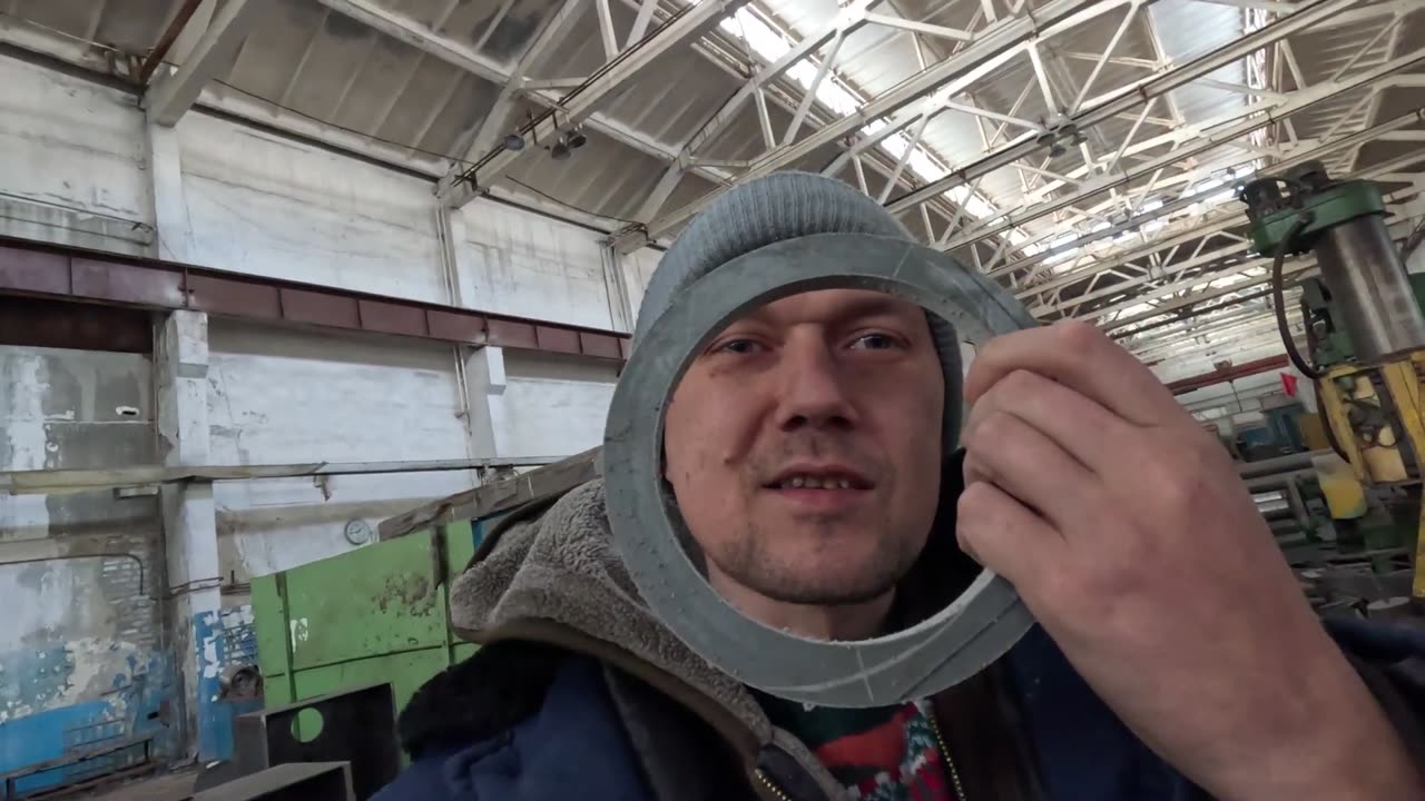 ОТец вырезал резиновое кольцо на радиально-сверлильном станке
