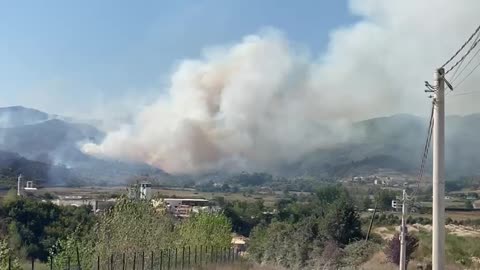 Vaqarr/ Zjarr masiv në Kondrën e Arbanës, tym i dendur dhe rrezik për zonën