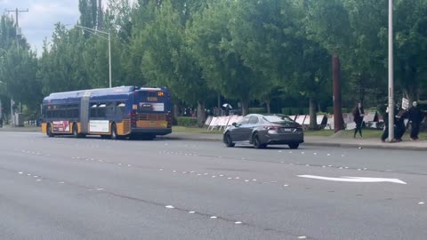 🚨Left wing extremists being bussed in to riot in Seattle.
