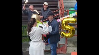Vecinos organizan sorpresa para el conserje por su cumpleaños