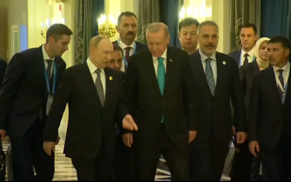 Firm handshake and small talk between Putin & Erdogan