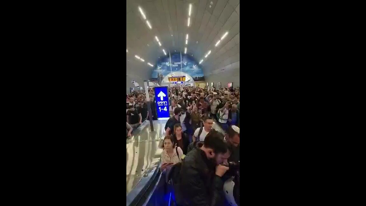 Israeli Right on the way to demonstration.