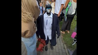 Un compañero de hierro lleva a niña a su primer día escolar
