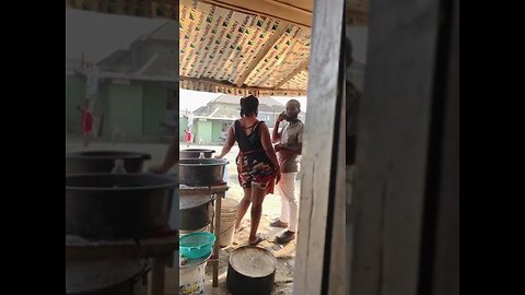 CUCUMBER PRANK ON A FOOD LADY IN THE STREET OF LAGOS