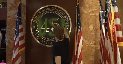 CLIMATE ACTIVIST VANDALIZE🌇🖼️🖍️👨‍🎤📸PRESIDENTAL-45-PLACARD INSIDE TRUMP TOWER NEW YORK👮‍♂️🌇👨‍🎤🖍️💫