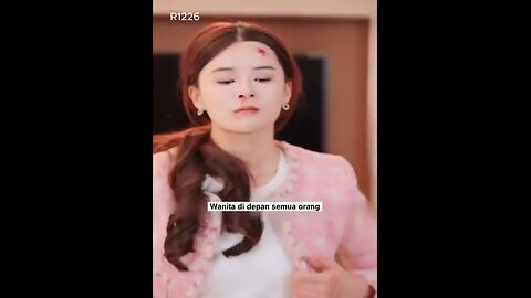 wanita ini di permlukan di depan semua orang