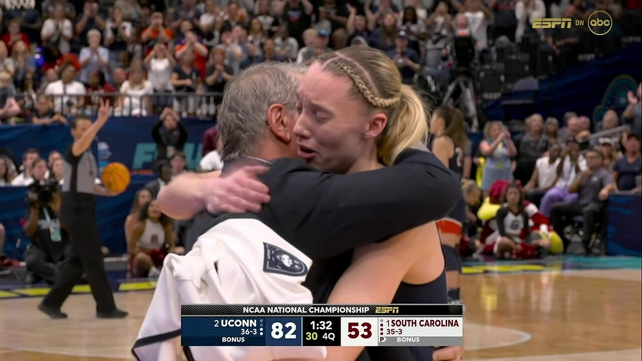 Paige Bueckers checks out & hugs Geno Auriemma, Azzi Fudd, etc | UConn Huskies vs South Carolina