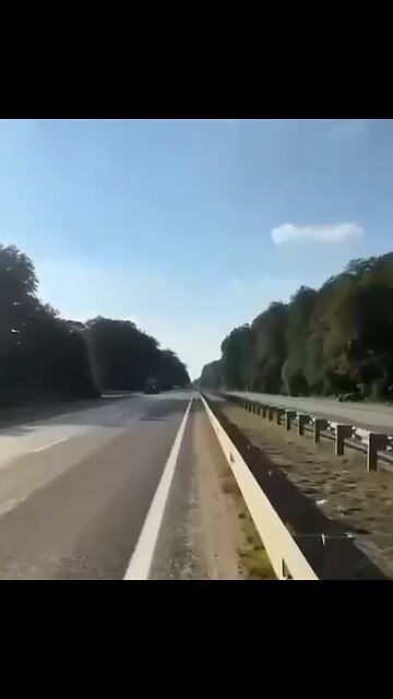 🇷🇺🇵🇱Iskander-M missile systems positioned on a road.