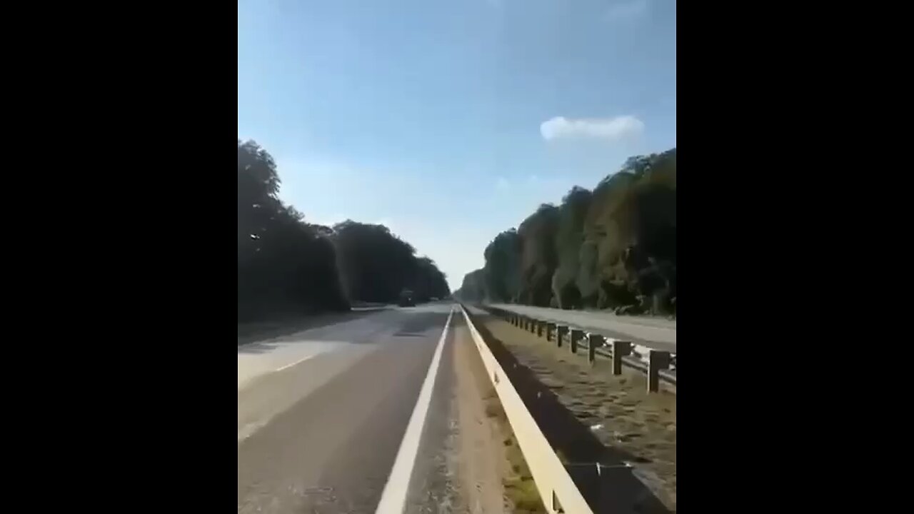 🇷🇺🇵🇱Iskander-M missile systems positioned on a road.