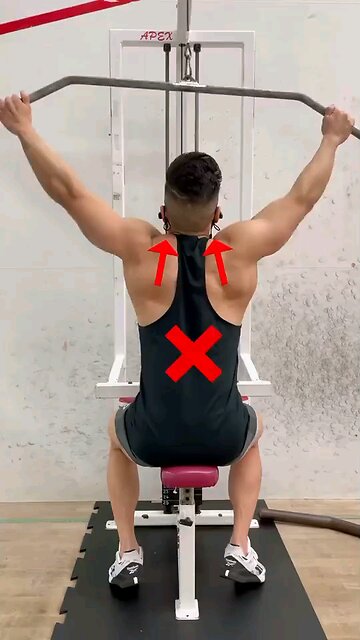 Stop shrugging your shoulders during lat pull downs‼️ Keep your traps down during the entire