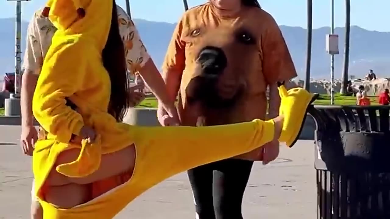 Why did she push me? AM I INTERFERING WITH WHOM?🤦🏻‍♀️🙁LA ELVÍRA #shorts