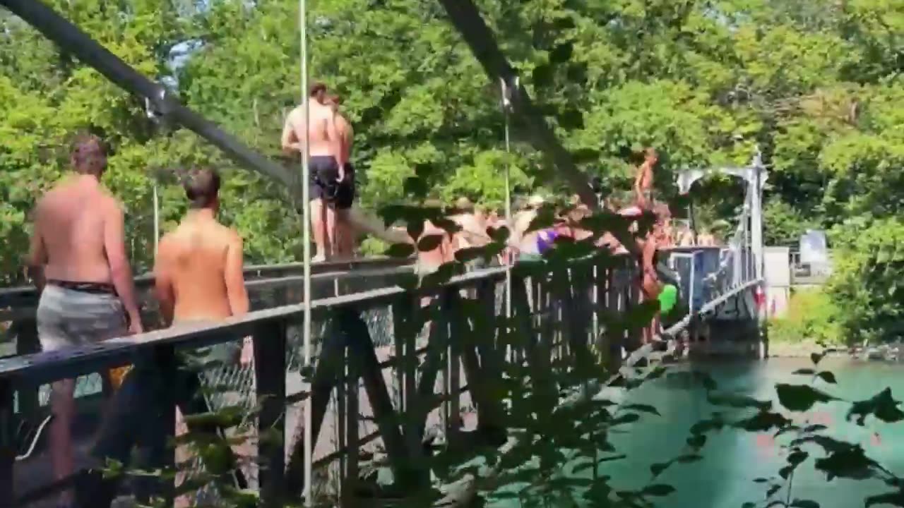 Un río, un bolso y cero tráfico: nueva tradición veraniega suiza