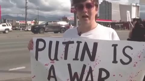 “Massive Protest in Alaska: Hundreds Call Putin a War Criminal as Trump Meets Without Zelensky”