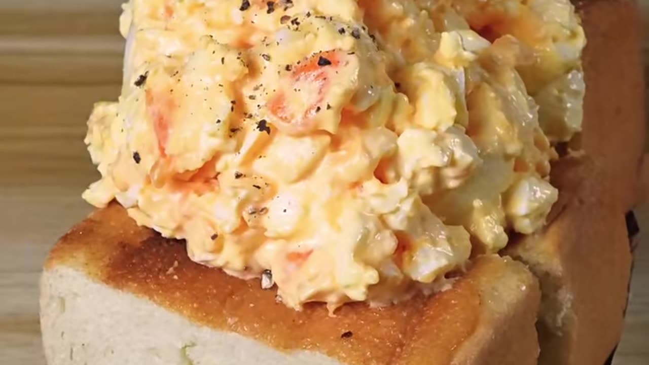 Super simple and easy yet delicious, a toast with boiled eggs mayo for topping recipe