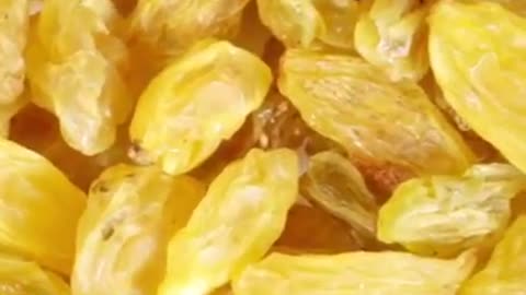 "ठंड में भुने चने और किशमिश? 😲