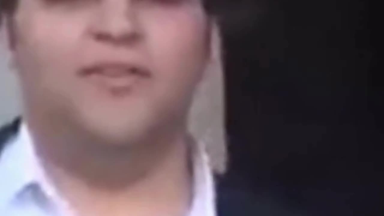 Funny guy makes Royal Guard Laugh at Buckingham Palace