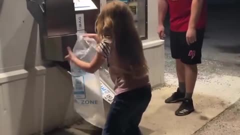 😂👀 Hilarious Prank on His Daughter at the Ice Machine | FunFM