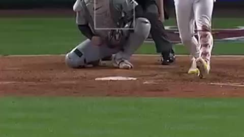 Javier Báez makes an INCREDIBLE catch in center field!