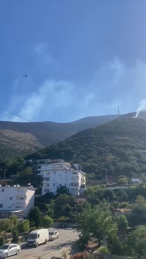 Zjarret po shkurmbojnë kodrat e Lukovës, ndërhyrje nga ajri