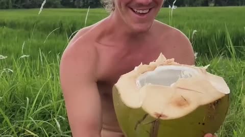 The Biggest Coconut In The 🌎 #coconut #coconutwater #cuttingskills