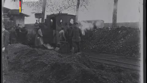 BArch_B_78167_1R_Mit_der_Feldbahn_an_die_Front_im_Westen