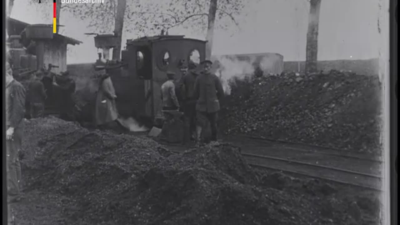 BArch_B_78167_1R_Mit_der_Feldbahn_an_die_Front_im_Westen