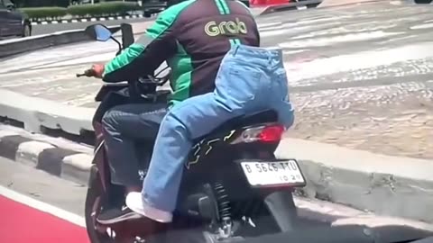 ⚠️ SPOTTED… A HALF-BODIED PASSENGER 😳