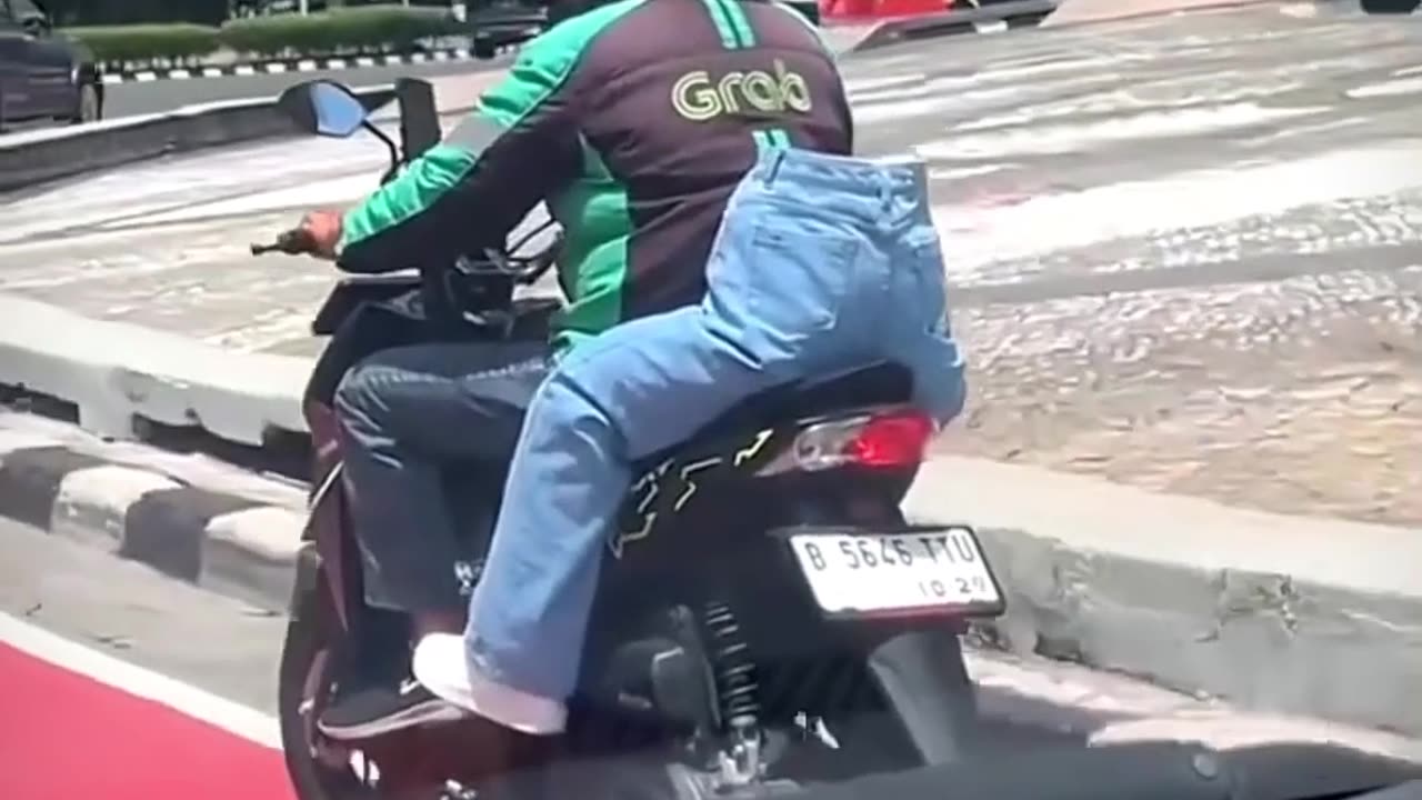 ⚠️ SPOTTED… A HALF-BODIED PASSENGER 😳