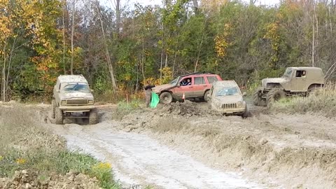 MUD DRIVERS - Jeep vs Chevrolet | 4x4 Trucks Mud Bogging Drag Racing