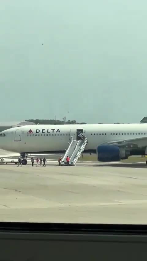 Passengers evacuated a Delta Airlines flight