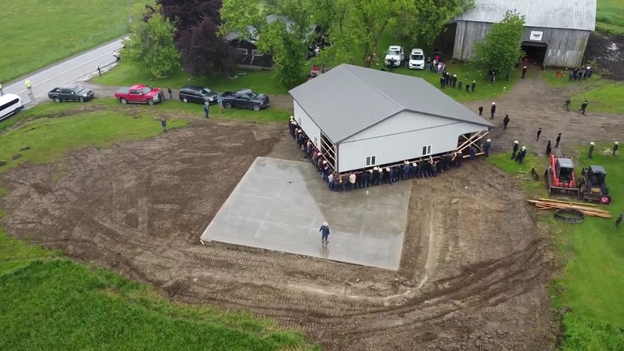 150 Amish carry a barn