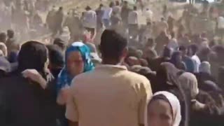 Miles de personas acuden a un centro de distribución de ayuda humanitaria en Gaza