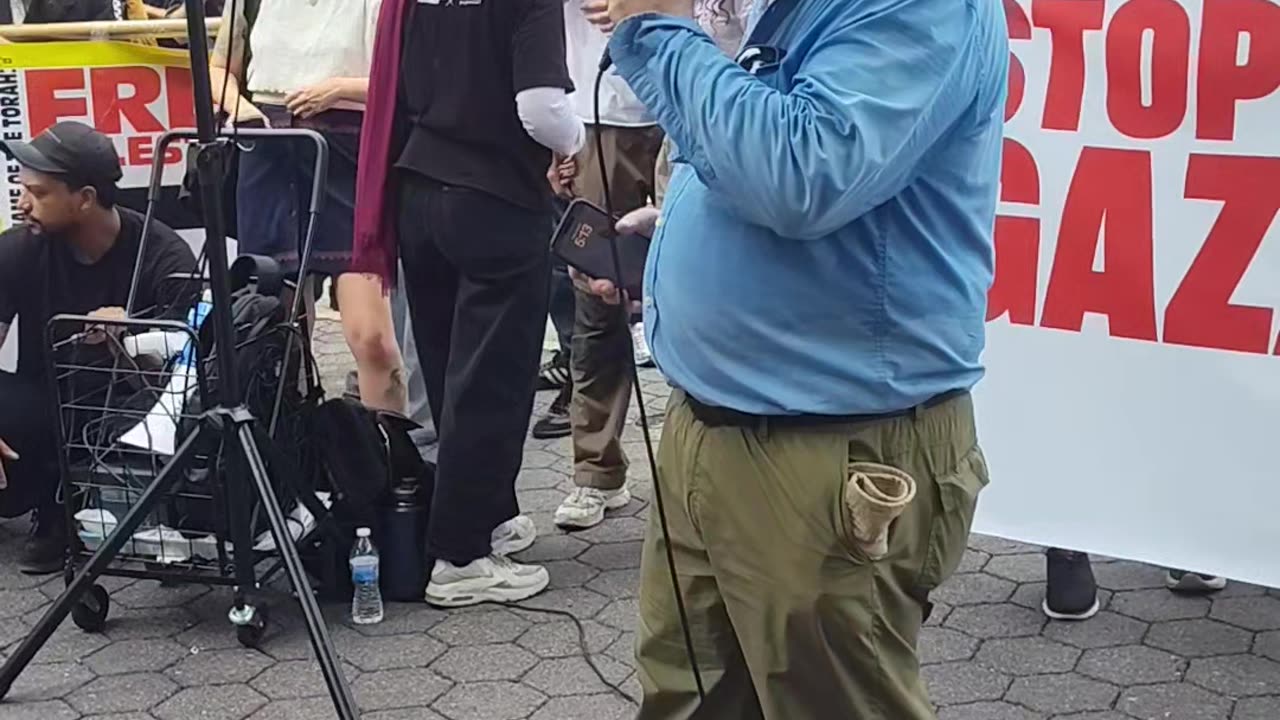 STOP STARVING GAZA NOW. Outside the United Nations.