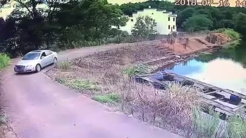 Il fait une marche arrière et termine dans un étang