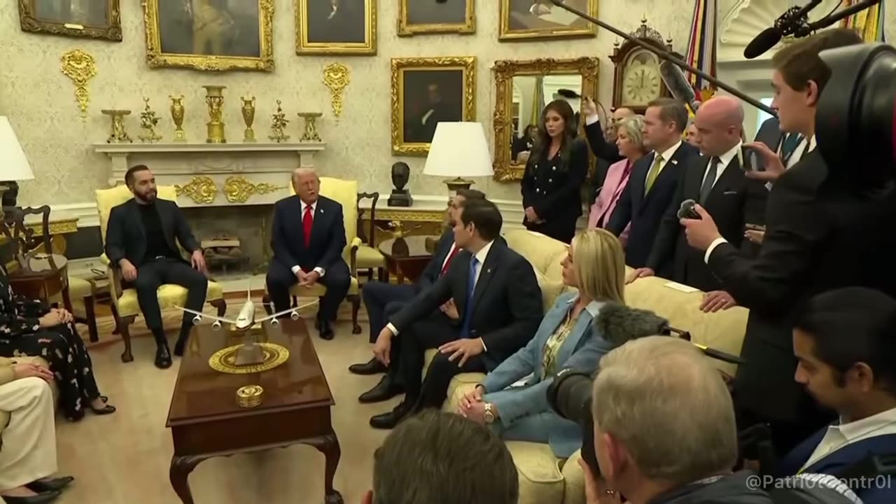 POTUS shames Kaitlan Collins | 🤣