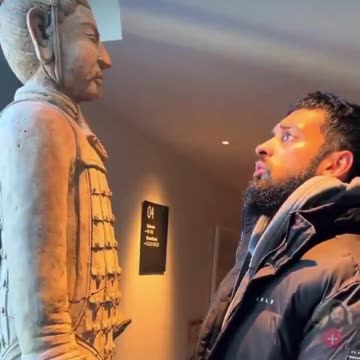 Illegal muslim in China slapping historical statues