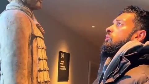 Illegal muslim in China slapping historical statues