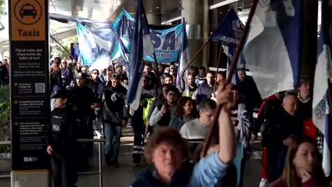 Protest at Buenos Aires airport over regulations and wage delays