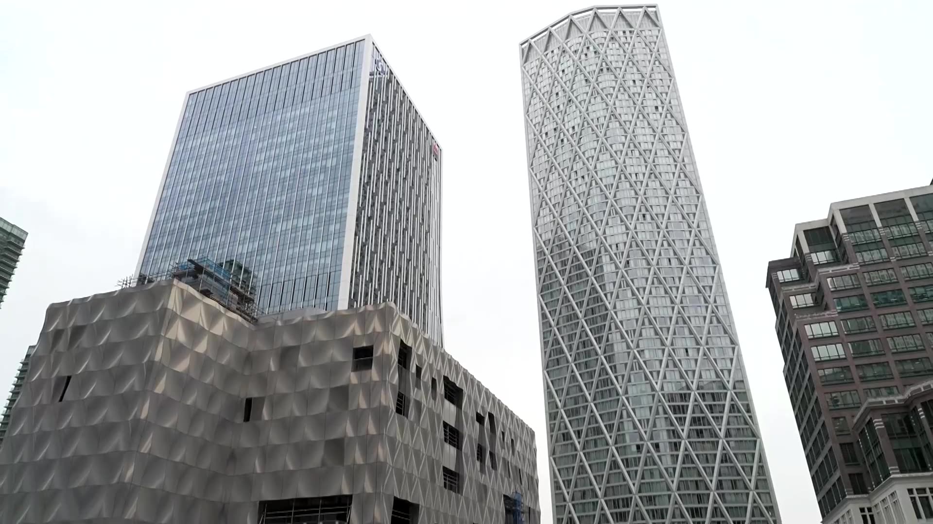 Swimmers dive into London waters as summer heat hits