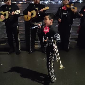 Niño en Nueva York cantando "Viva México" en vigilia de América Yamileth y Adal Jair.