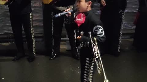 Niño en Nueva York cantando "Viva México" en vigilia de América Yamileth y Adal Jair.