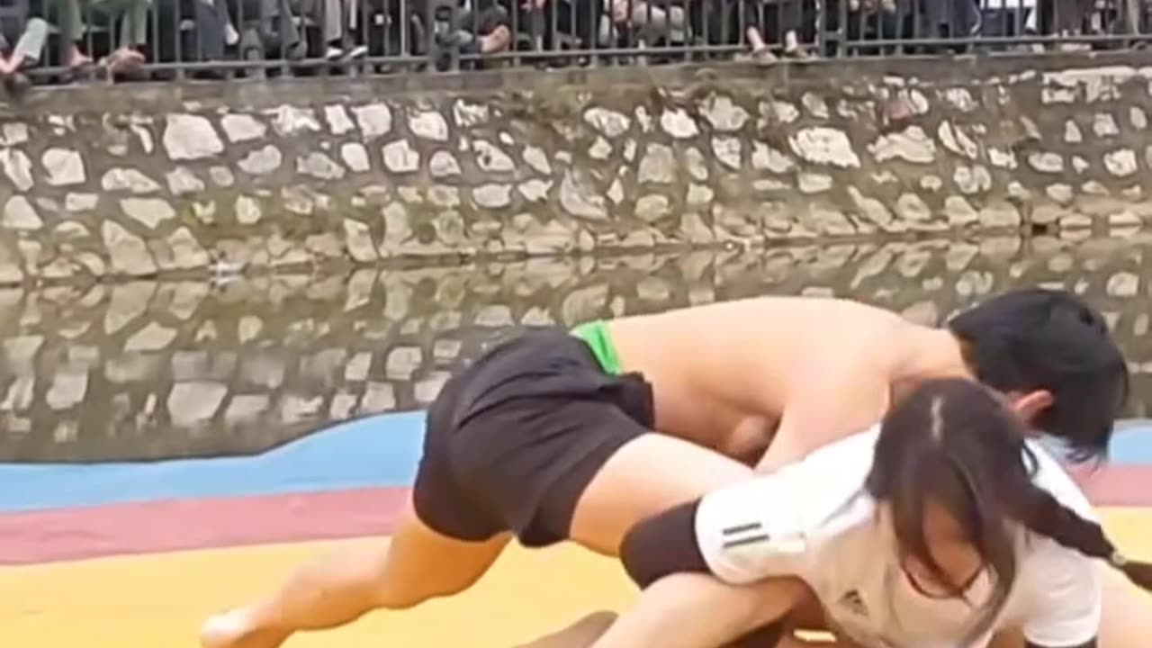 Unique - Wrestling between men and women in Vietnam